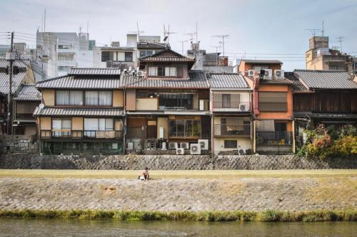 Au bord de la rivière, Kyoto, 2017